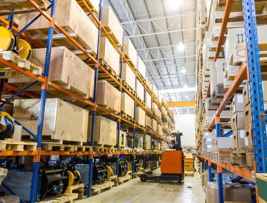 Difference Between Warehouses & Distribution Centers